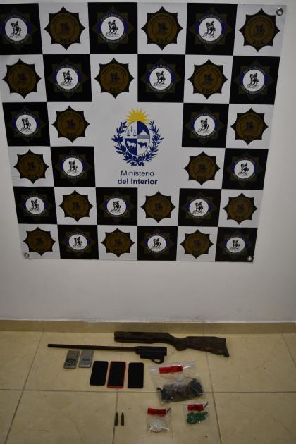 Incuatación en allanamiento del barrio Peñarol de Minas, rifle y municiones Incuatación en allanamiento del barrio Peñarol de Minas, rifle y municiones