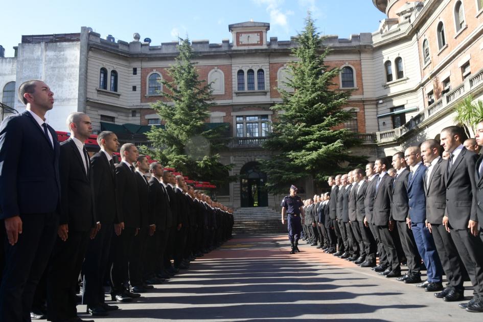 Alumnos formados en la plaza de armas de Cuartel Centenario de Bomberos