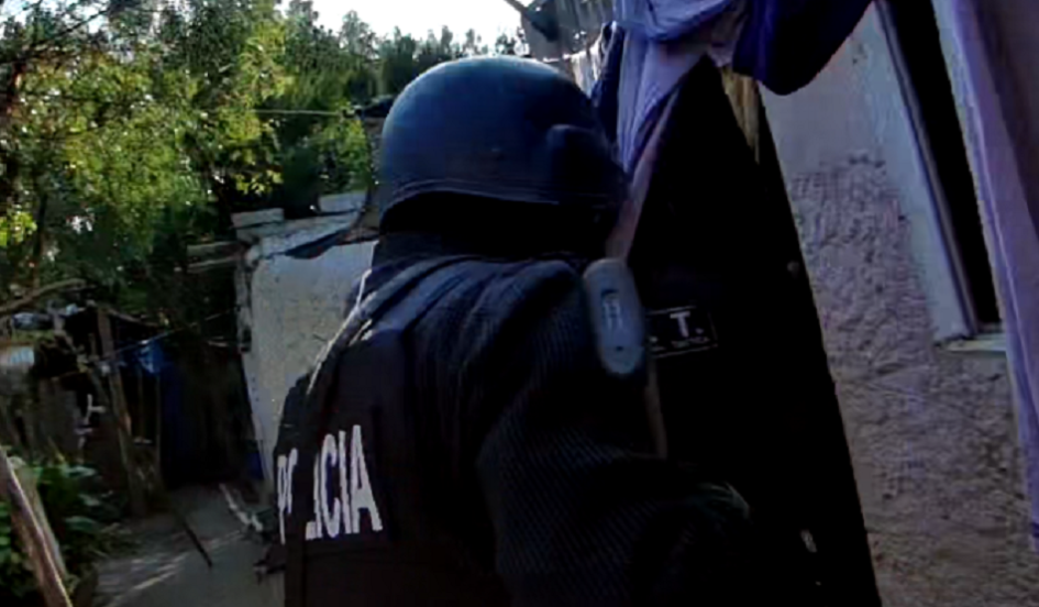 Policías ingresando a allanamiento Policías ingresando a allanamiento