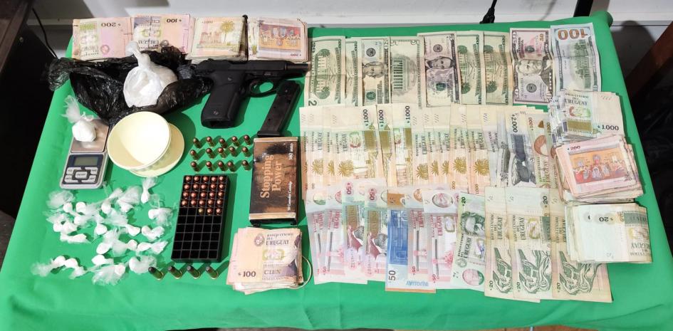 Droga, balanza y dinero Droga, balanza y dinero