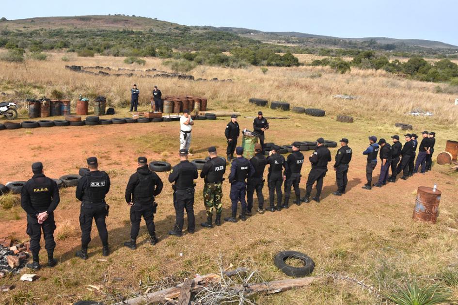 Instrucción con arma larga. Instrucción con arma larga.