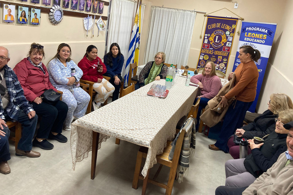 Integrantes del Club de Leones Artigas en charla informativa