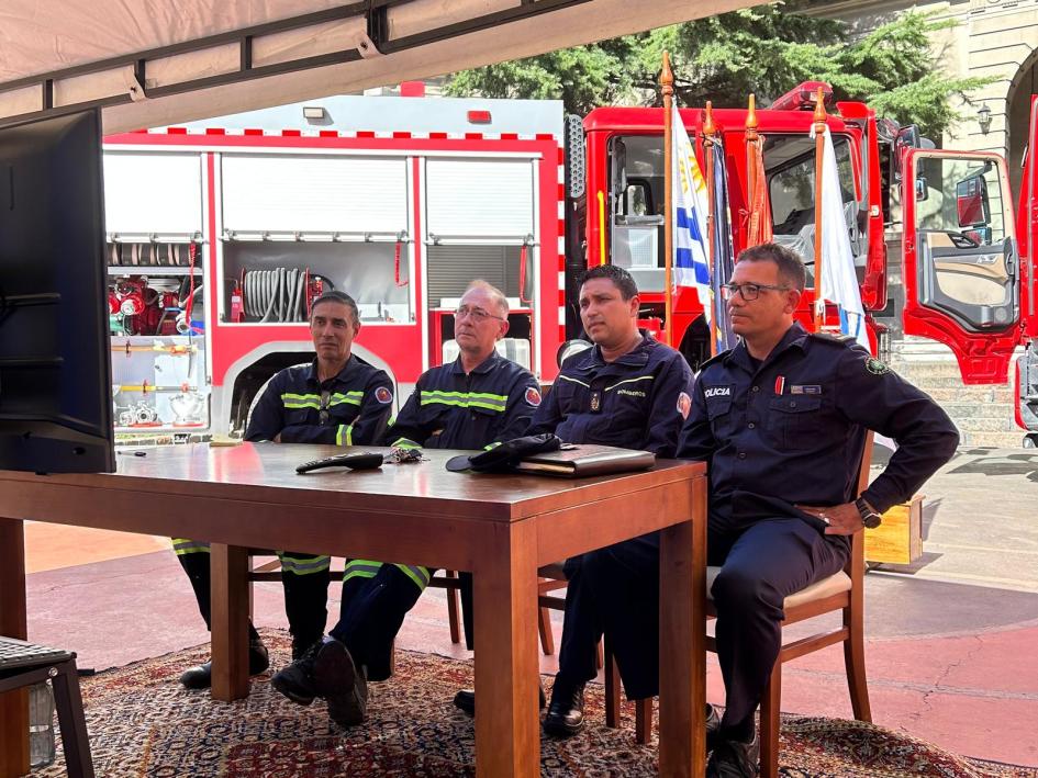 Intercambio con Bomberos de Chile Autoridades y técnicos de la DNB en conferencia con Bomberos de Chile