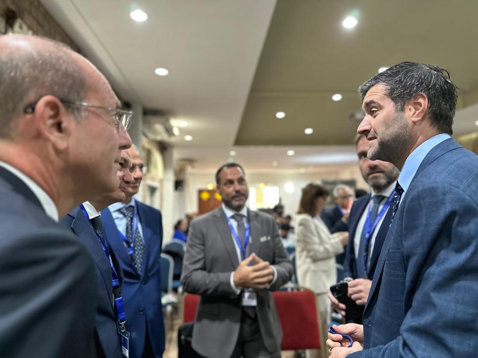 Ministro del Interior conversando con participantes del evento.