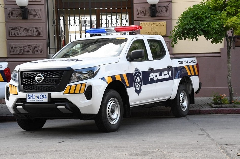 Móvil policial frente a la Jefatura