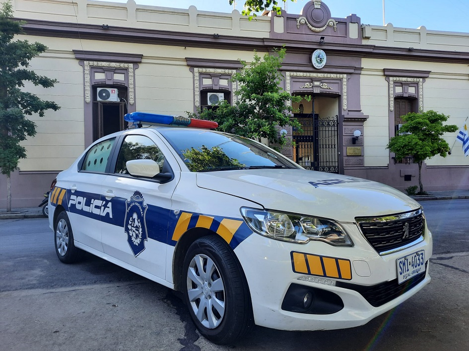 Móvil policial frente a la Jefatura