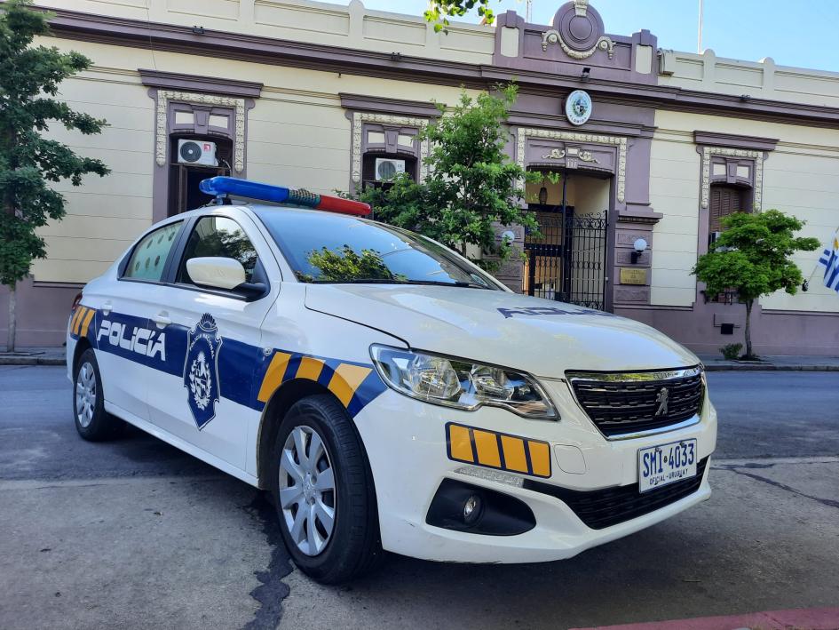 Móvil policial con fachada de la Jefatura al fondo Móvil policial con fachada de la Jefatura al fondo