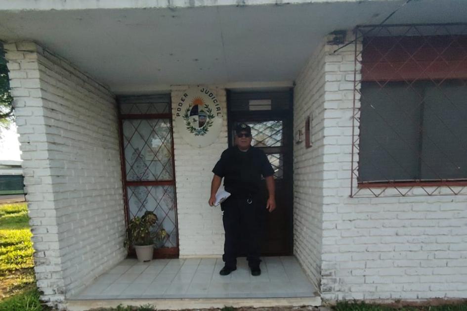 Policía en la puerta del Juzgado de Paz de Baltasar Brum Policía en la puerta del Juzgado de Paz de Baltasar Brum