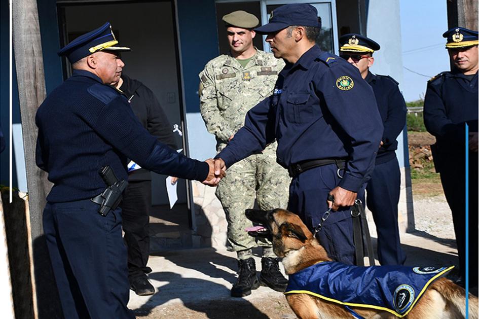 Jefe de K9 entregando certificado a adiestrador. Jefe de K9 entregando certificado a adiestrador.