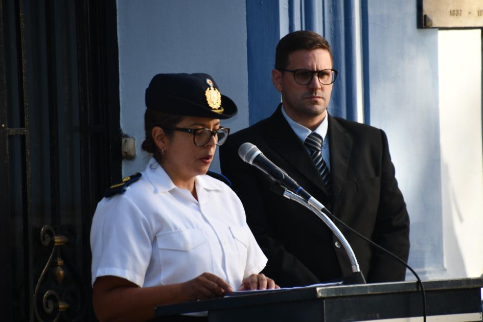 Jefa del estado mayor policía Sub Comisario Mary Lourdes Ferreira en lectura del orden del día Jefa del estado mayor policía Sub Comisario Mary Lourdes Ferreira en lectura del orden del día