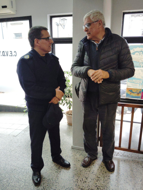 Jefe con directivo de Copac en entrega de rincones infantiles a la Jefatura de Policía de Lavalleja Jefe con directivo de Copac en entrega de rincones infantiles a la Jefatura de Policía de Lavalleja