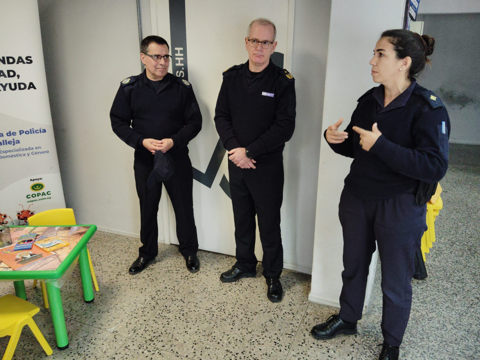 Jefe con director y encargada de CEVDyG en entrega de rincones infantiles a la Jefatura de Policía Jefe con director y encargada de CEVDyG en entrega de rincones infantiles a la Jefatura de Policía