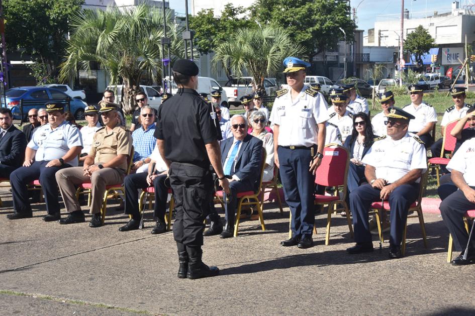 Jefe de Parada solicitando autorización para iniciar el acto. Jefe de Parada solicitando autorización para iniciar el acto.