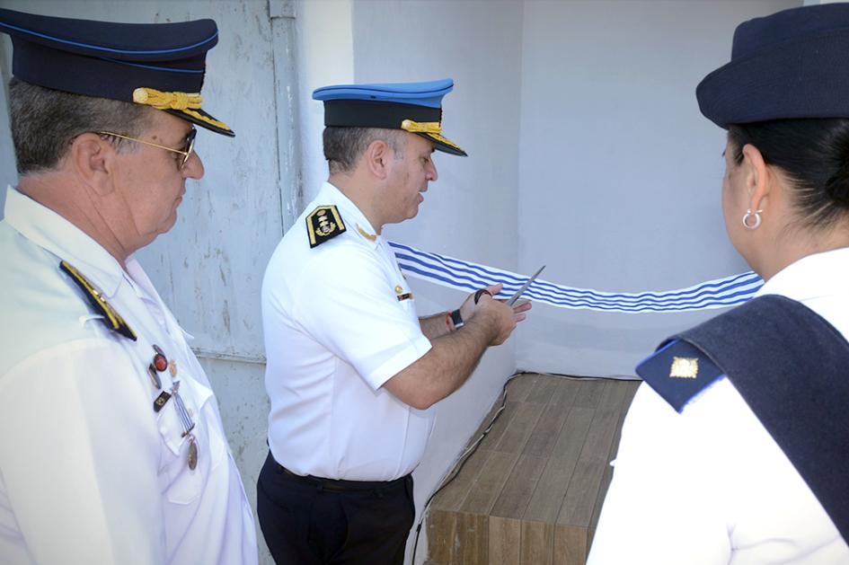 Jefe de Policía cortando Cinta Inaugural. Jefe de Policía cortando Cinta Inaugural.