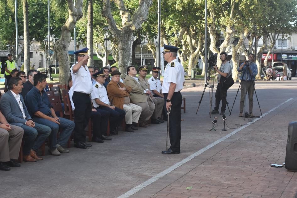 Jefe de parada solicita autorización al Jefe de policía de Lavalleja para comenzar la ceremonia Jefe de parada solicita autorización al Jefe de policía de Lavalleja para comenzar la ceremonia