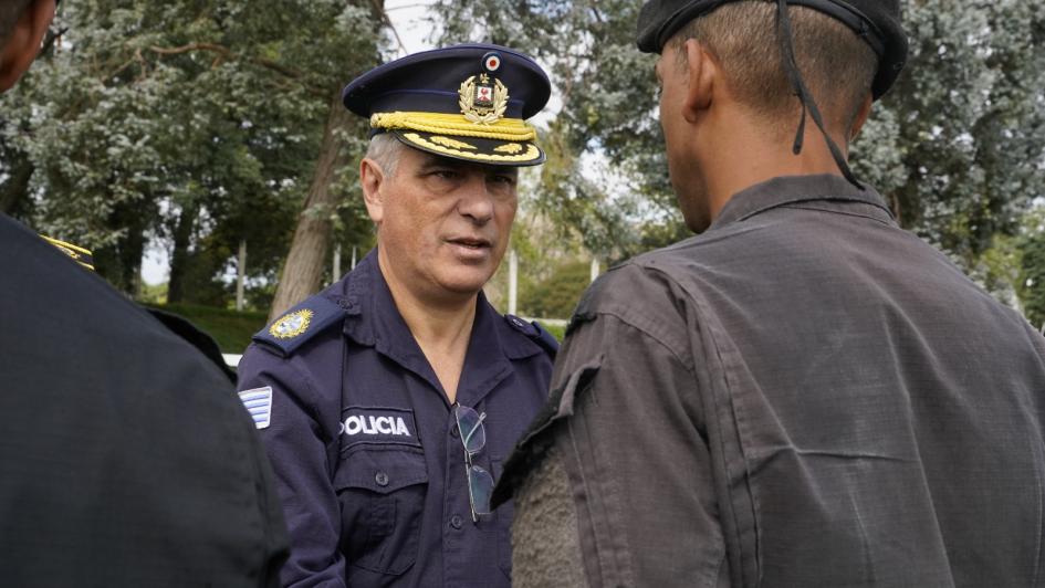 Jefe de Policía de Montevideo saludando a los efectivos policiales.