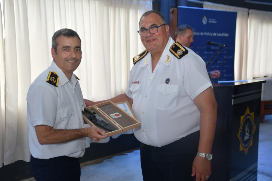 Crio. Gral. R. Eduardo Darnauchans entrega premio Jefe de Policía a Crio. Mayor Gerardo Silveira Crio. Gral. R. Eduardo Darnauchans entrega premio Jefe de Policía a Crio. Mayor Gerardo Silveira