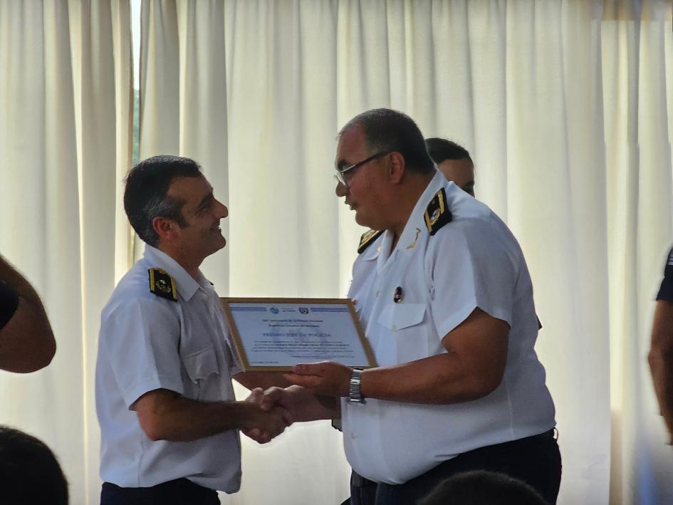 Crio. Gral. R. Eduardo Darnauchans entrega premio Jefe de Policía a Crio. Mayor Gerardo Silveira Crio. Gral. R. Eduardo Darnauchans entrega premio Jefe de Policía a Crio. Mayor Gerardo Silveira
