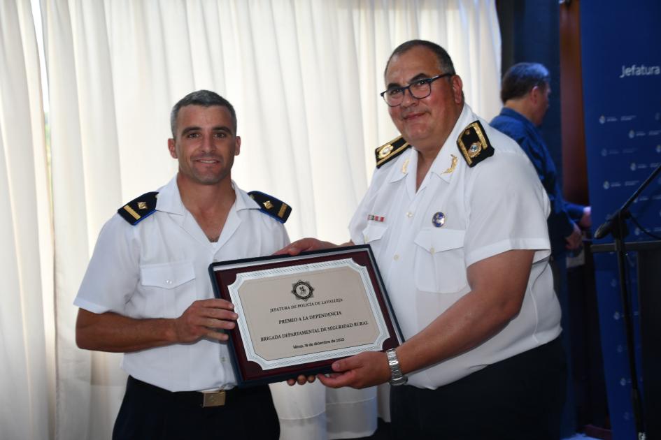 Crio. Gral. R. Eduardo Darnauchans entrega premio a Sub. Crio Justiniano Aviaga Crio. Gral. R. Eduardo Darnauchans entrega premio a Sub. Crio Justiniano Aviaga