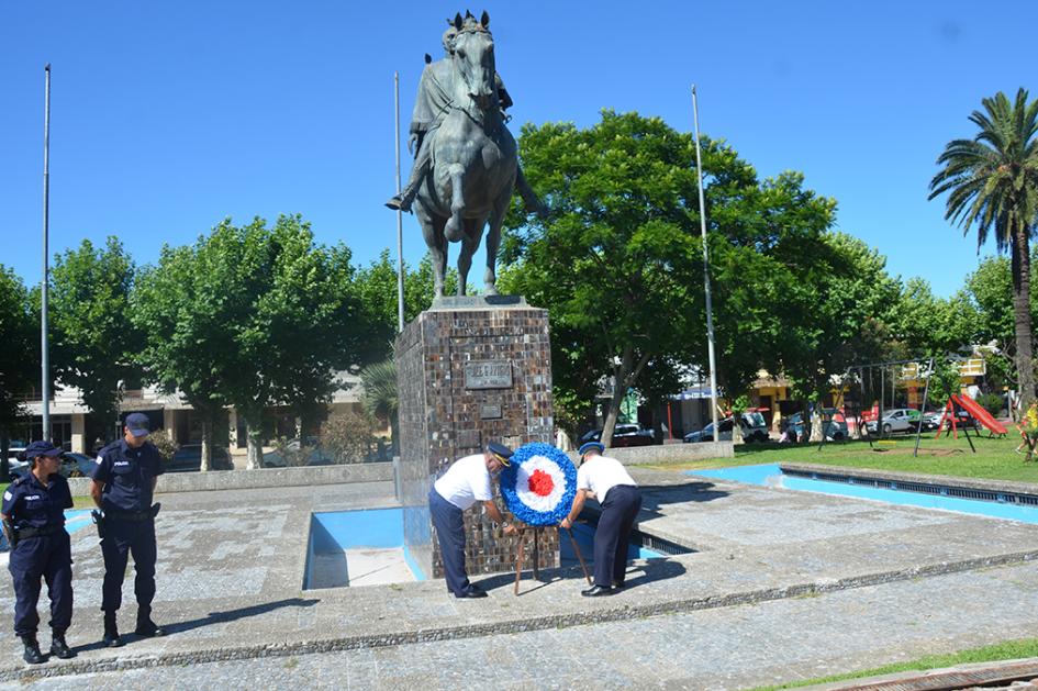 Jefe y Sub Jefe de Policía depositando Ofrenda Floral en Plaza Artigas. Jefe y Sub Jefe de Policía depositando Ofrenda Floral en Plaza Artigas.