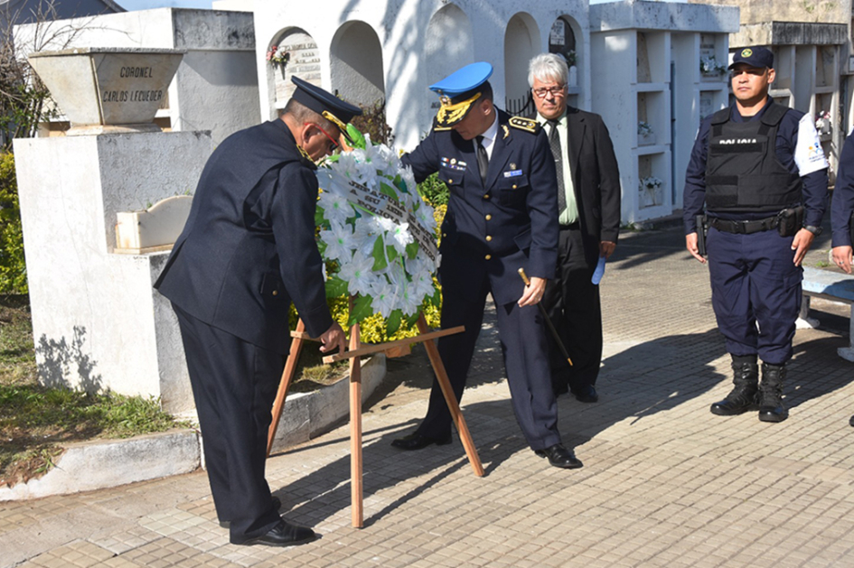 Jefe y Sub Jefe de Policía depositando Ofrenda Floral