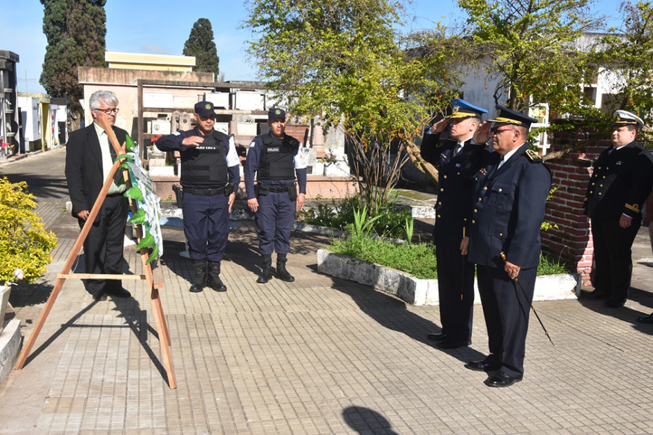 Jefe y Sub Jefe de Policía rindiendo homenaje a Coronel Carlos Lecueder