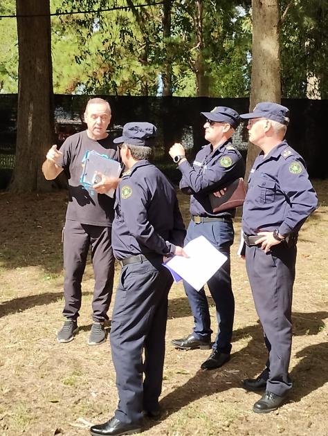 Jefe y sub jefe con integrante de organizacion junto en encargado del operativo Jefe y sub jefe con integrante de organizacion junto en encargado del operativo
