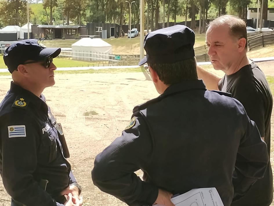 Jefe y sub jefe con integrante de organizacion observando el ruedo Jefe y sub jefe con integrante de organizacion observando el ruedo