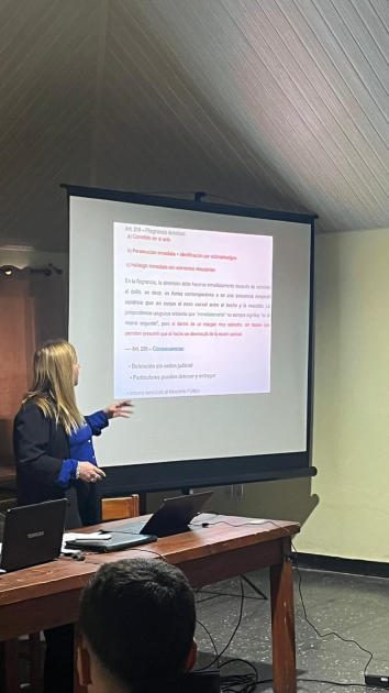 Jornada de actualización para policías de Lalleja en derecho escribana de jefatura exponiendo Jornada de actualización para policías de Lalleja en derecho escribana de jefatura exponiendo