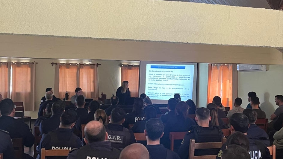 Jornada de actualizacion juridica en Centro de Convenciones Campanero asistentes de espaldas