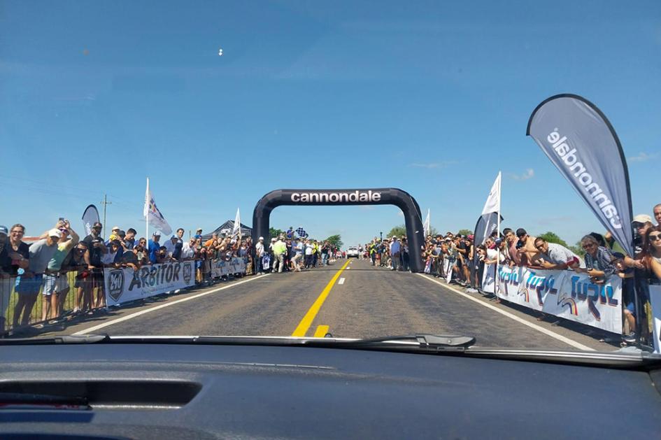 Línea de llegada 500 Millas del Norte vista desde móvil policial.