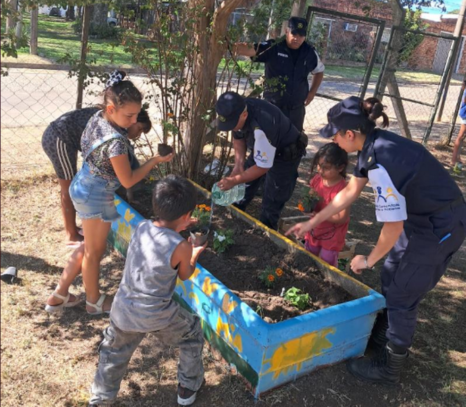 Niños, vecinos y Personal de PCOP recuperaron un espacio público del barrio La Tablada