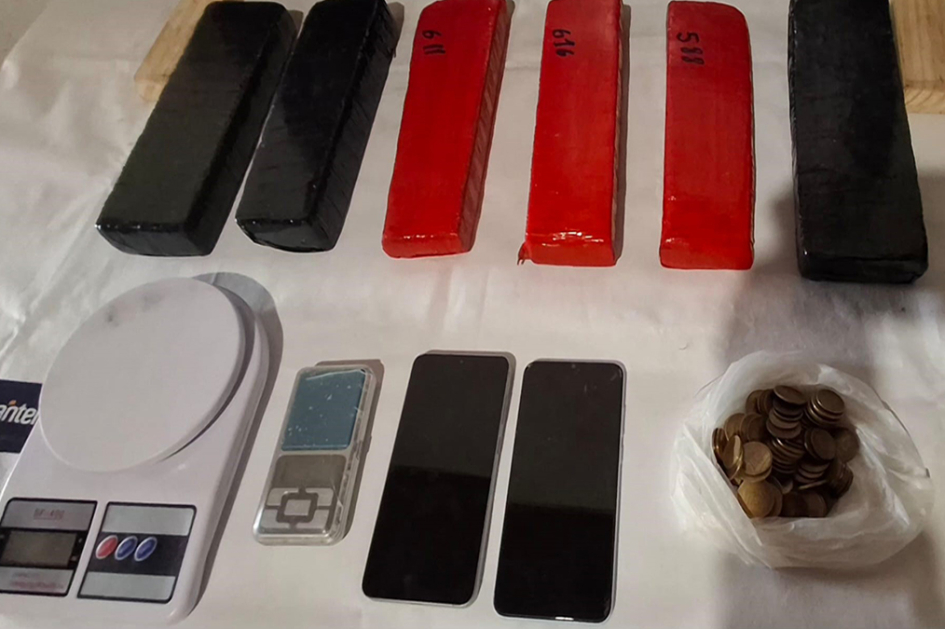 Ladrillos de marihuana telefonos celulares balanzas digitales