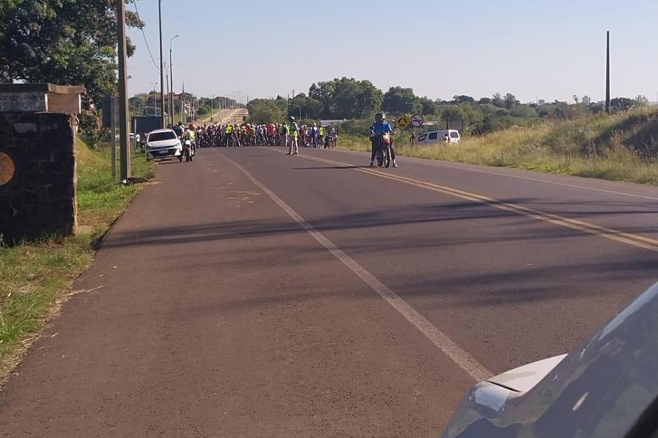 Largada 500 Millas del Norte vista desde afuera de móvil policial.