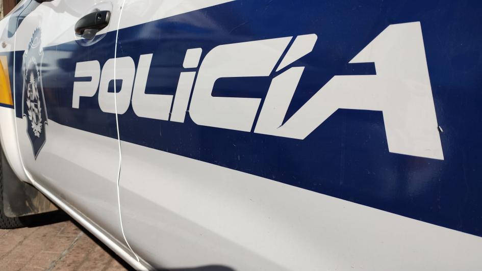 Lateral de móvil con ploter de policía y escudo lado izquierdo Lateral de móvil con ploter de policía y escudo lado izquierdo