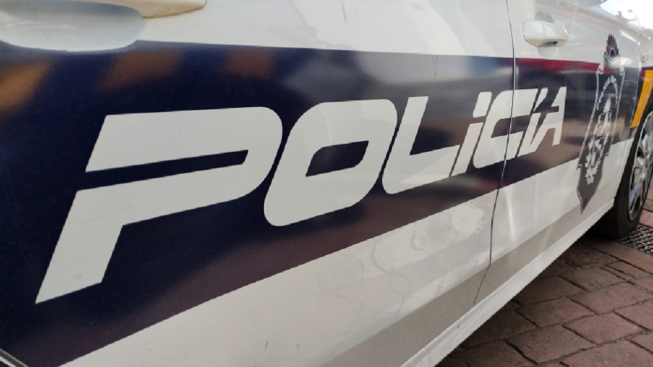 Lateral de móvil con ploter de policía y escudo