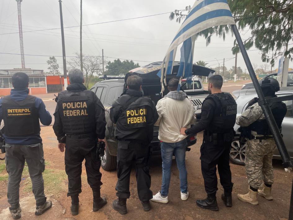 Policías de Interpol Uruguay y de la policía brasilera trasladando al extraditado Policías de Interpol Uruguay y de la policía brasilera trasladando al extraditado