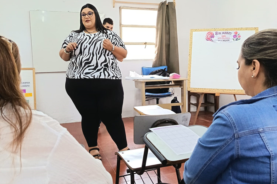 Licenciada en Psicología Karen Cáceres disertando.