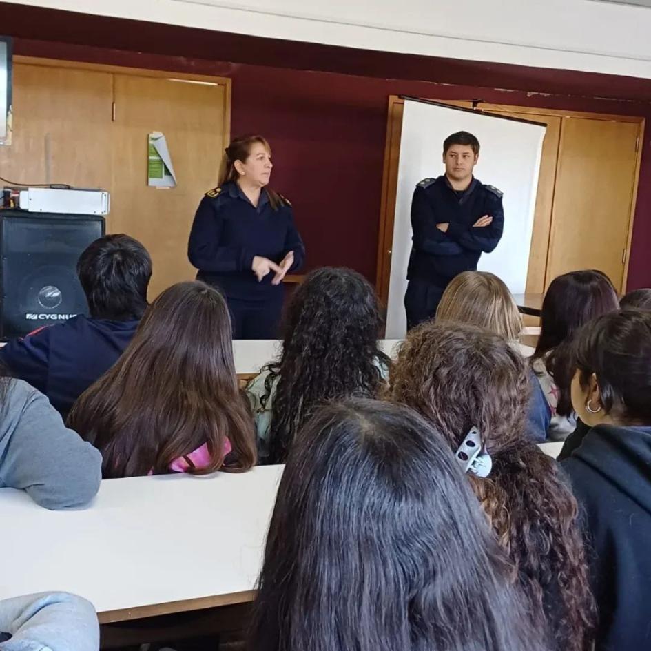 Charla informativa en Liceo de Mendoza Charla informativa en Liceo de Mendoza