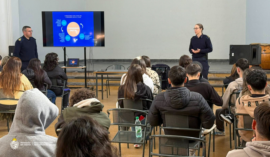 Instancia de concientización sobre el uso responsable de redes sociales en Treinta y Tres