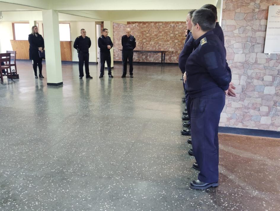 Locución del jefe de policía previo a la imposición en el mando de nuevos jefes de depencidencias Locución del jefe de policía previo a la imposición en el mando de nuevos jefes de depencidencias