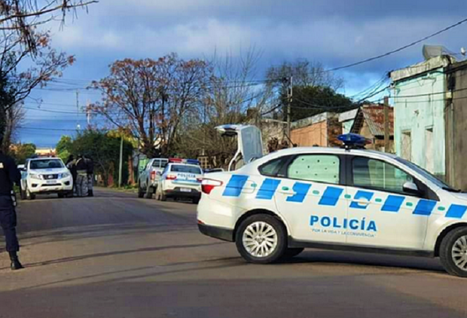 Tras llamado concurre persona policial al lugar del hecho deteniendo al imputado. Móvil y personal policial en el lugar del hecho.