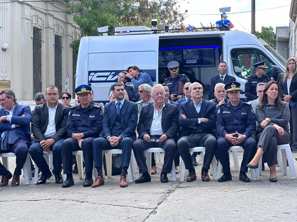 Autoridades con móvil entregado de fondo. Autoridades con móvil entregado de fondo.