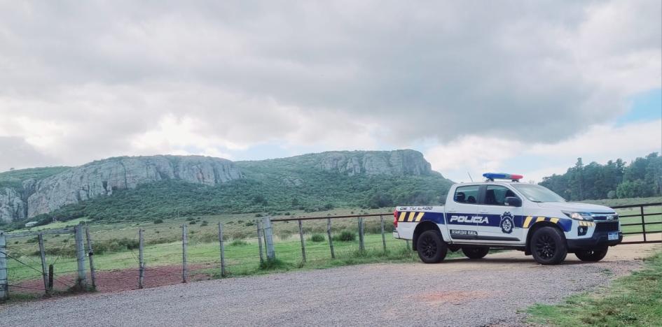 Móvil de la BDSR con Cerro Arequita detrás Móvil de la BDSR con Cerro Arequita detrás