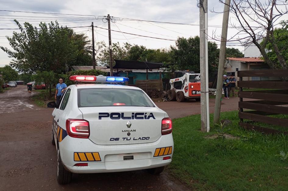 Móvil policial apoyando en descacharrizado. Móvil policial apoyando en descacharrizado.