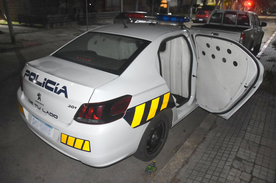 Móvil policial con la puerta trasera abierta Móvil policial con la puerta trasera abierta
