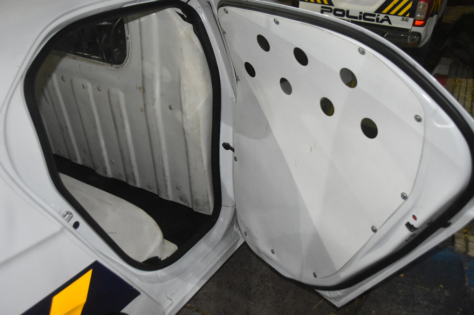 Móvil policial con puerta trasera abierta. Móvil policial con puerta trasera abierta.