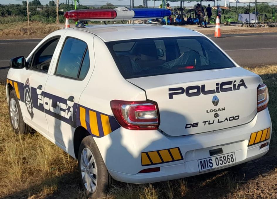 Móvil policial con su marcha detenida. Móvil policial con su marcha detenida.