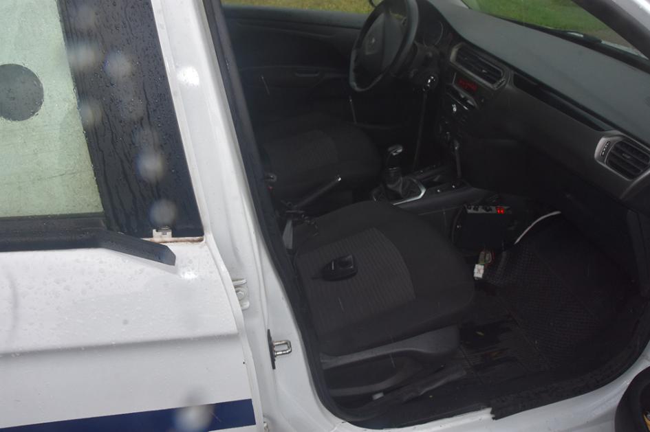 Móvil policial dañado. Móvil policial dañado.