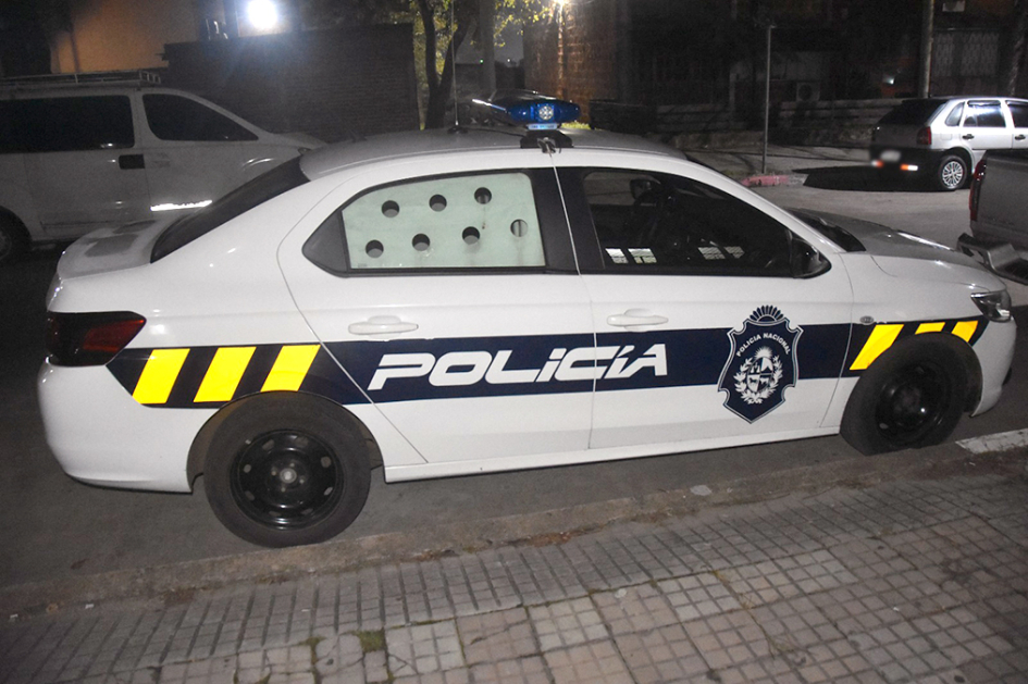 Móvil policial estacionado Móvil policial estacionado